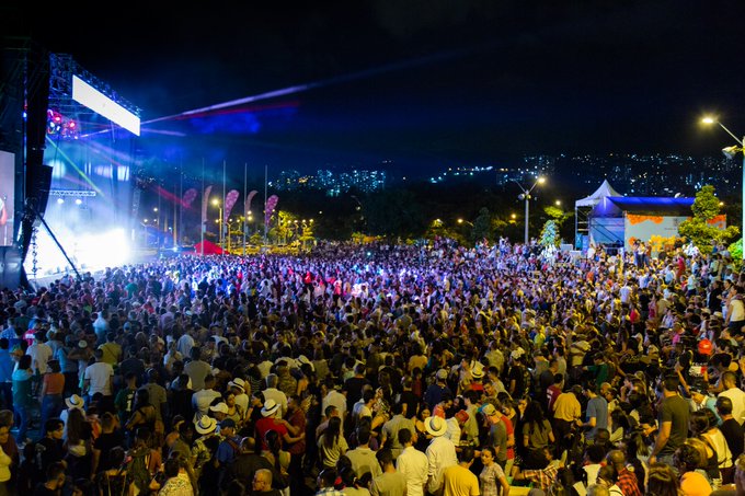 parque cultural nocturno feria de flores medellin